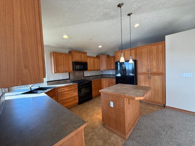 Building Photo - Spacious home in Airway Heights