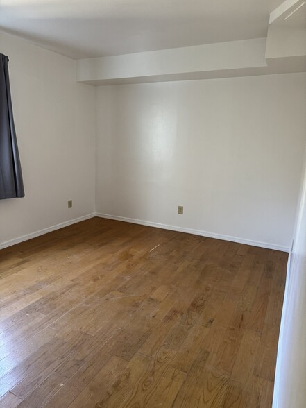 Building Photo - 435 7th Ave