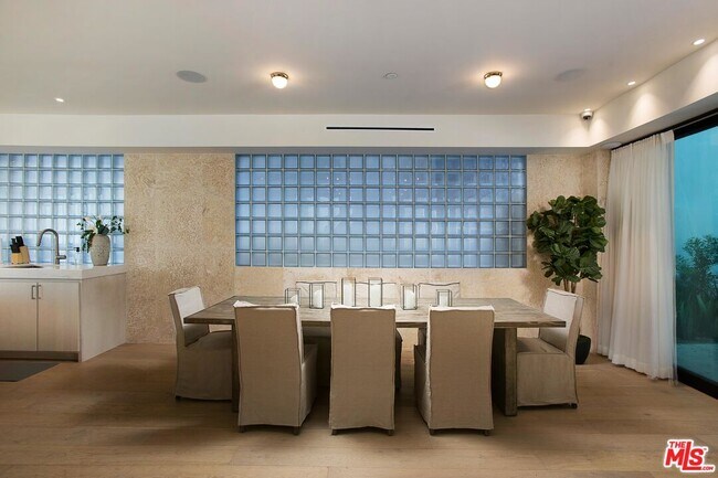 Building Photo - 508 N Sweetzer Ave