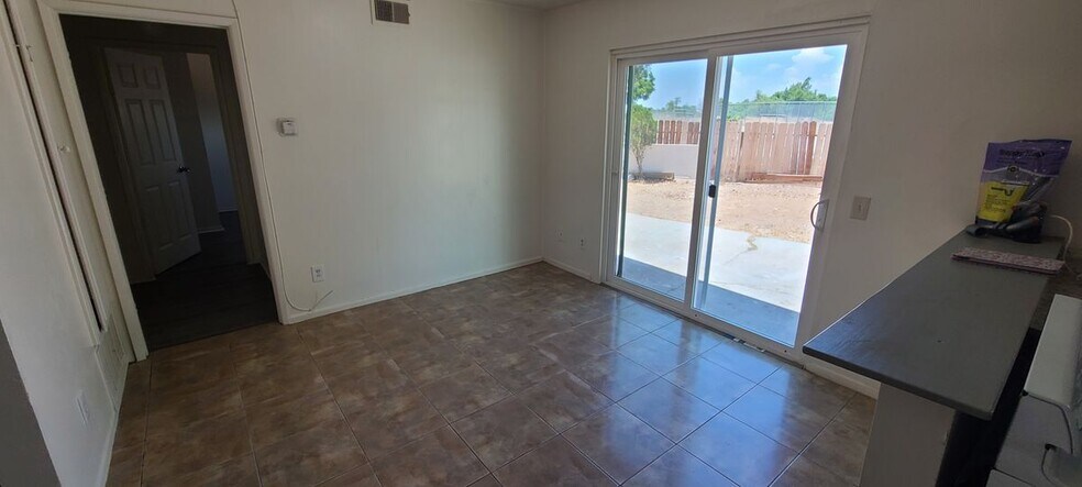 Building Photo - 421 Royal Cir