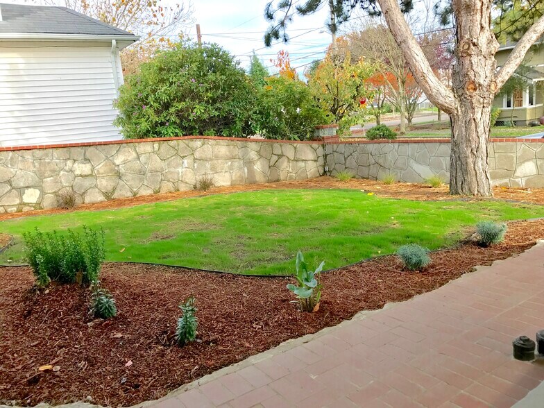 Building Photo - 4633 N Gantenbein Ave