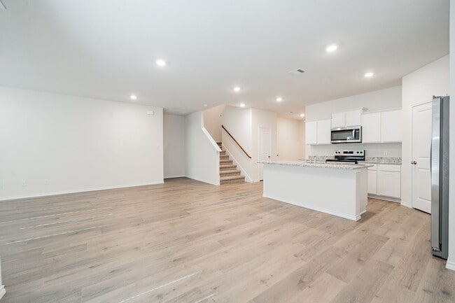 Building Photo - 2110 Thornton Dr