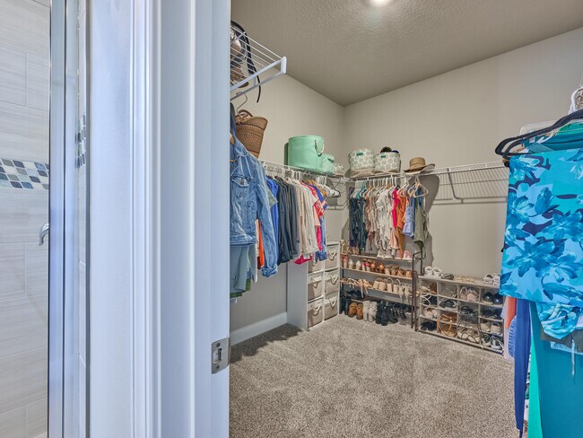 Building Photo - 8960 Dahlia Cir
