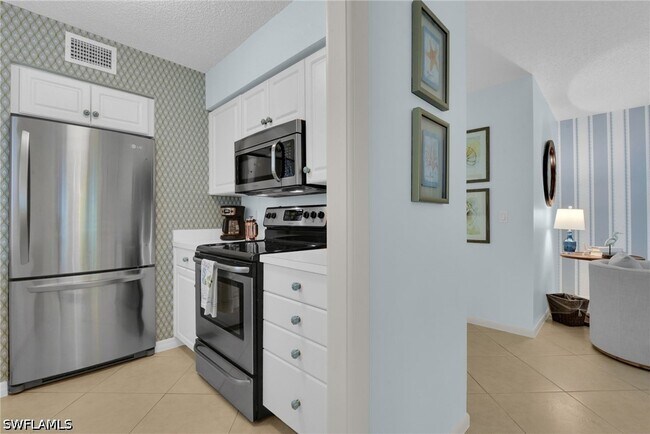 Building Photo - 284 4th St S