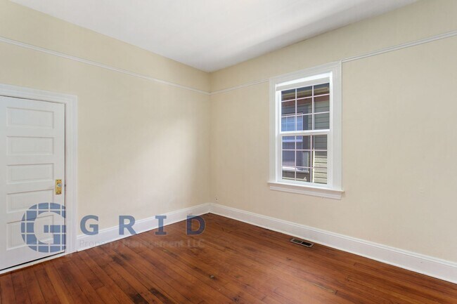 Building Photo - Gorgeous 2 Bedroom Victorian Home!