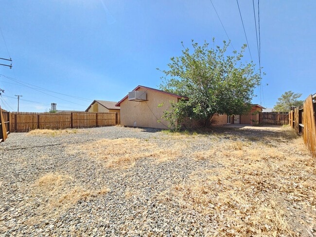 Building Photo - Cozy 3 bed 2 bath