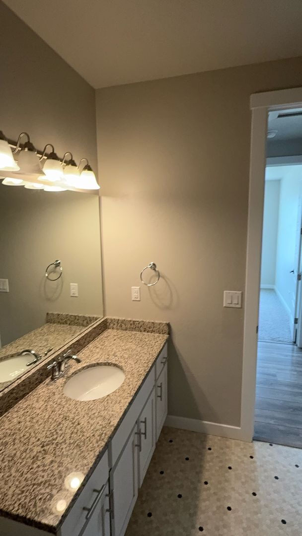 Building Photo - 5 Bedroom/3 Bathroom Harrisville!