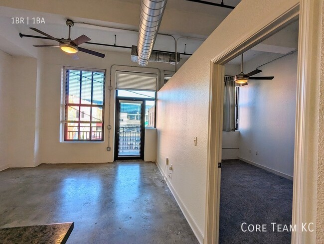 Building Photo - Loft with balcony in Crossroads