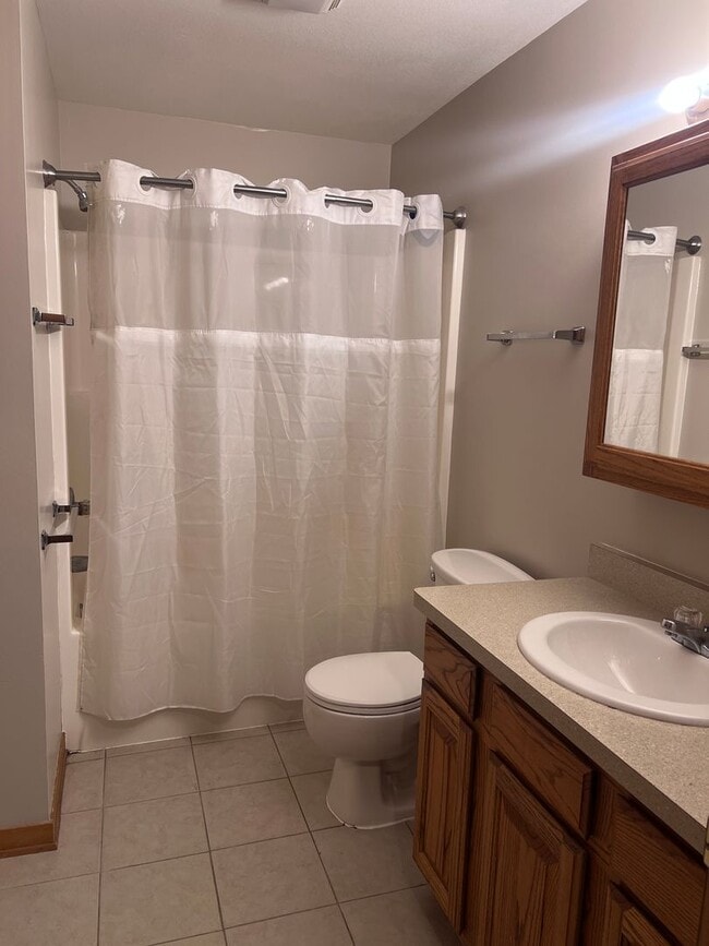 Building Photo - Well-maintained 2-bedroom, 1-bath house in a great location