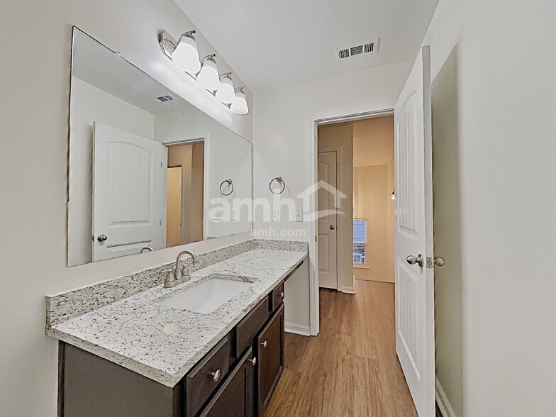 Building Photo - 323 Stoney Hollow Rd