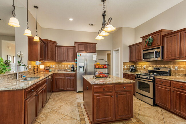 Building Photo - 5 Bed House convenient to Navarre and Hurl...