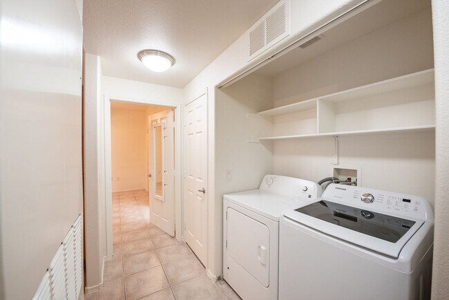 Building Photo - 2-Bedroom, 2-Bath House - Las Vegas, NV