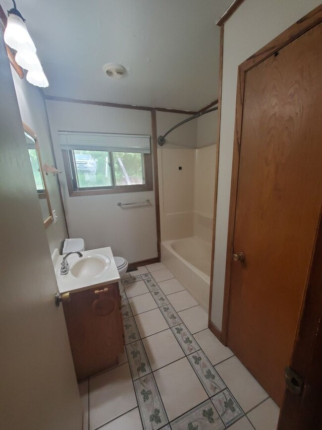 Building Photo - 3 bedroom 1 bath house in Davenport