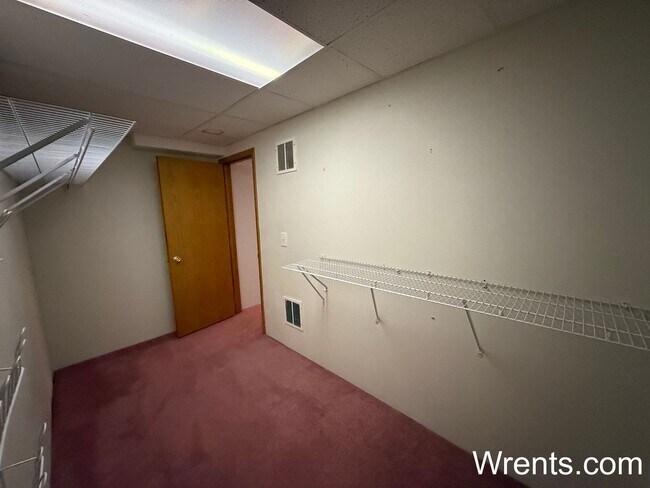 Building Photo - Available NOW!!!!! 3200 sqft home with Gol...