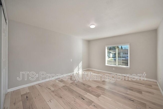 Building Photo - 865 Royal Green Ave