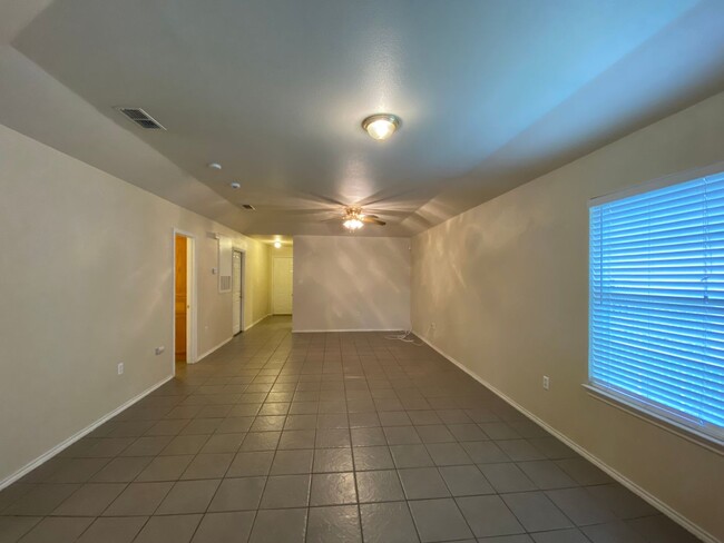 Building Photo - 2/2/1 One Story Duplex / Ceramic tile/ No ...