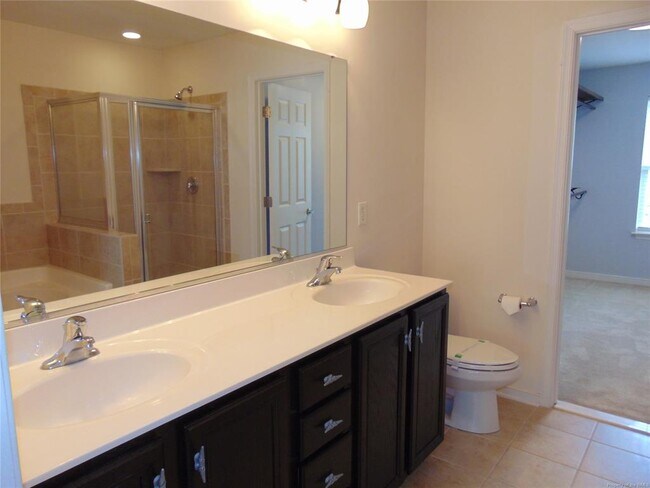 Building Photo - 3215 Kenton Ct