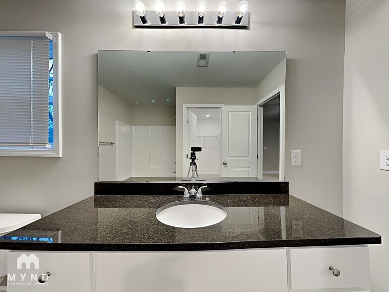 Building Photo - 782 Skyland Dr