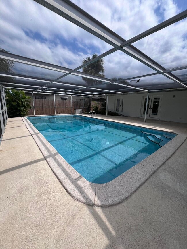 Building Photo - 350 Orion Ct
