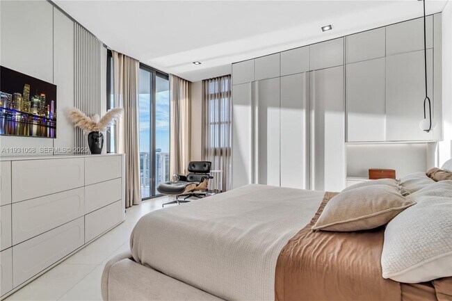 Building Photo - 20281 E Country Club Dr