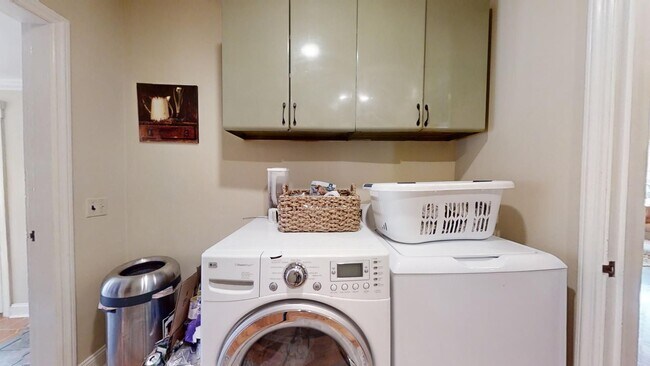 Building Photo - Gorgeous and updated home in Heart of Auburn