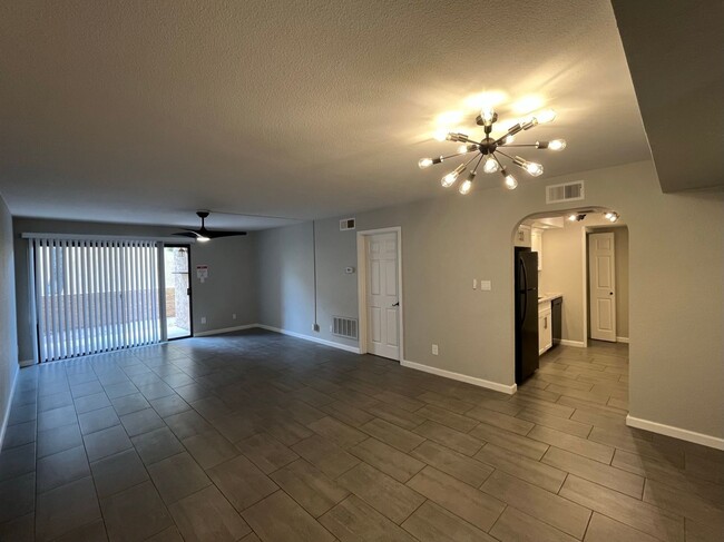 Building Photo - 2 Bedroom Condo in the Scottsdale Terrace ...