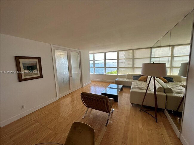 Building Photo - 1440 Brickell Bay Dr