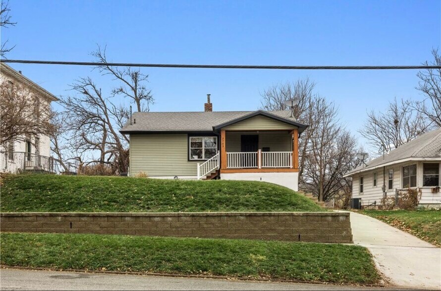 Primary Photo - 2703 Center St