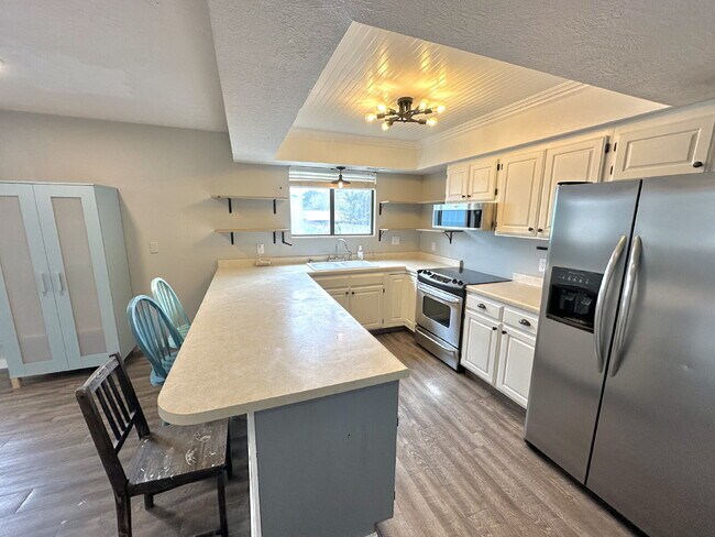 Building Photo - "Charming 2-Bed, 2-Bath Townhouse with Cozy Fireplace in Prime St. George Location!"