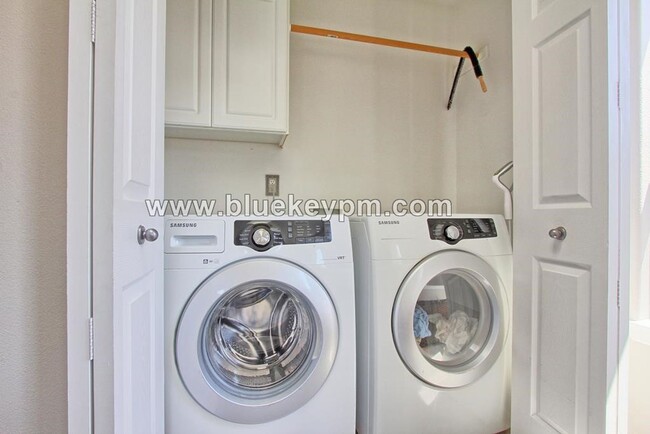 Building Photo - 3 Bed, 2.5 Bath Townhome in Hillsboro Near...