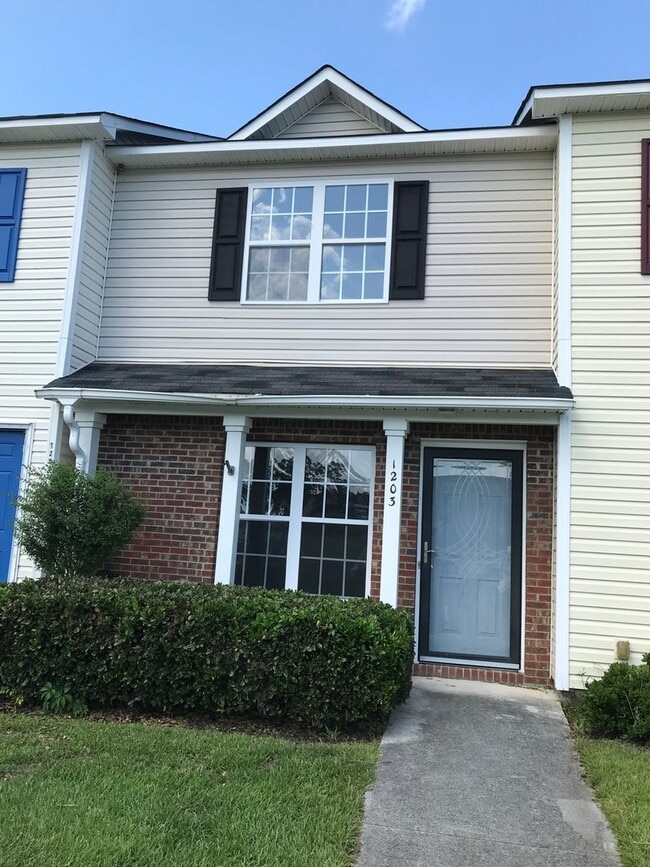Building Photo - Well Maintained 2 Bedroom 2.5 Bathroom Townhome