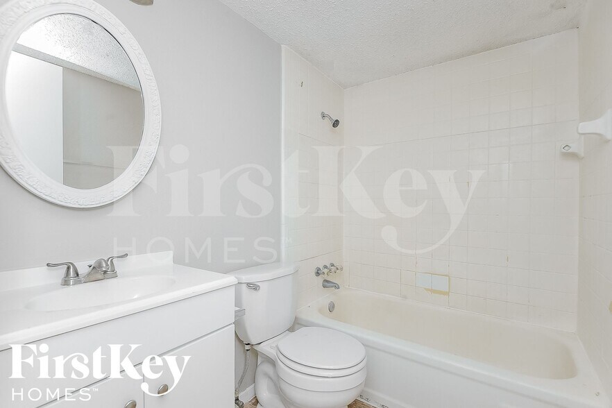 Building Photo - 2113 Deerfield Dr