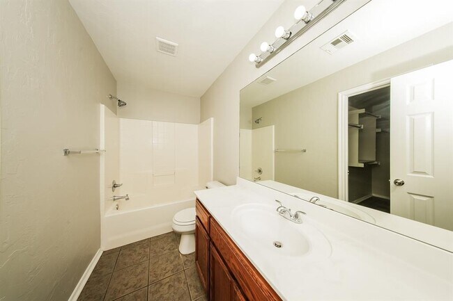 Building Photo - 2516 Queenston Ave