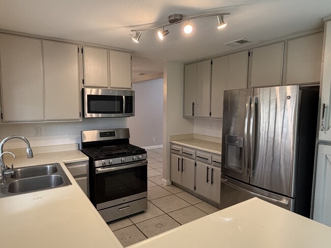 Building Photo - 29639 Greenhill Dr