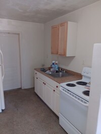 Building Photo - 2/1 Home in suberb location, pet friendly!