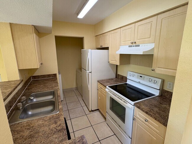 Building Photo - **Coming Soon** 1/1 Condo for Rent in Fort Myers