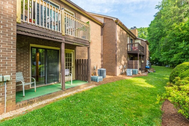 Building Photo - Great 2 Bedroom Available End Of July