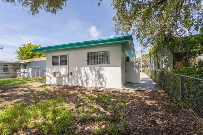 Building Photo - 7012 NW 5th Pl