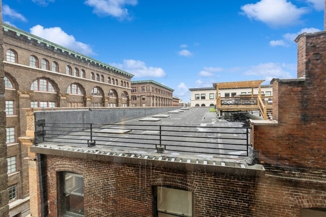Building Photo - 308 W 8th St