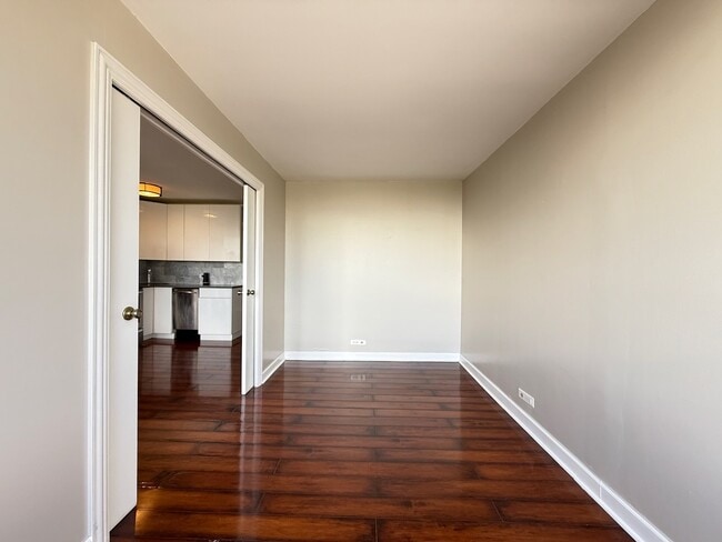 Building Photo - 4343 N Clarendon Ave