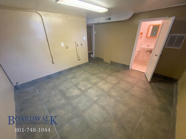 Building Photo - Charming 3 Bed 2 Bath Home in Holladay wit...