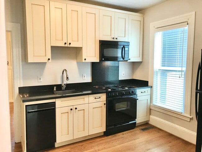 Building Photo - Charm-Filled 1BR/1BA Prime Noe Valley Cond...
