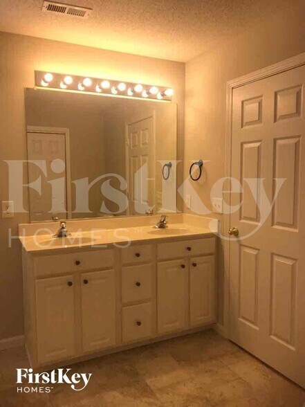 Building Photo - 2900 Hickman Ln