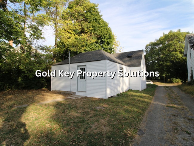 Building Photo - Fully Updated 2 BR 1 BA House with Covered...