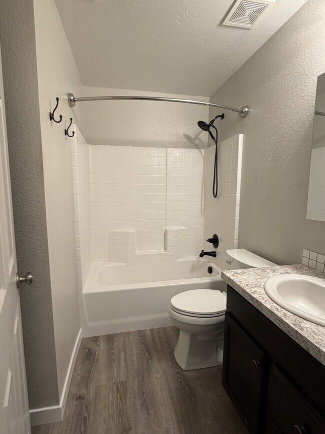 Building Photo - Beautiful 3 bed 2 bath home with flex room in Nampa just off Ustic and Middleton