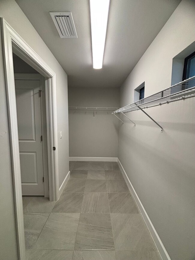 Building Photo - Modern 3 Bed, 2 Bath Home with Stylish Upgrades!