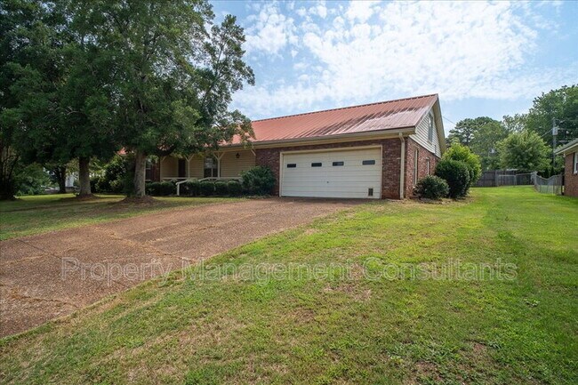 Building Photo - 2524 Chickasaw Dr