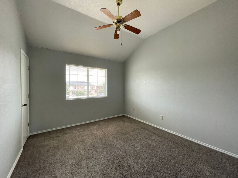 Building Photo - 4006 Madison Dr