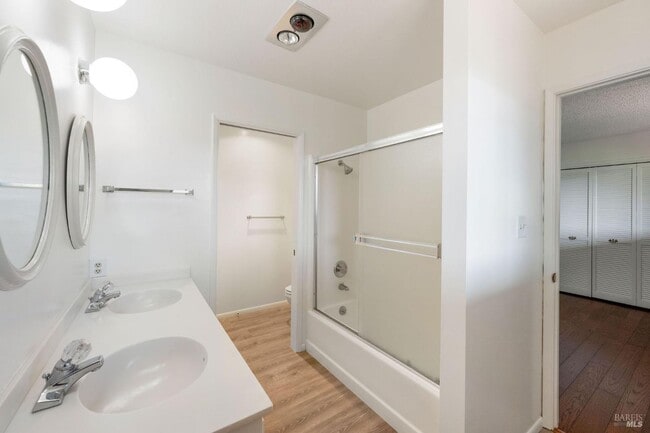 Building Photo - 121 Knoll Pl