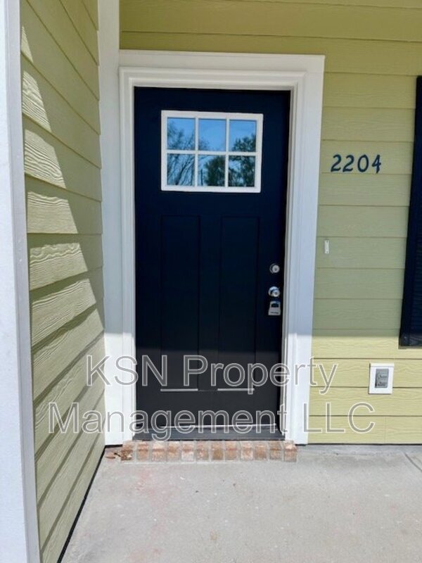 Building Photo - 2204 Iowa St